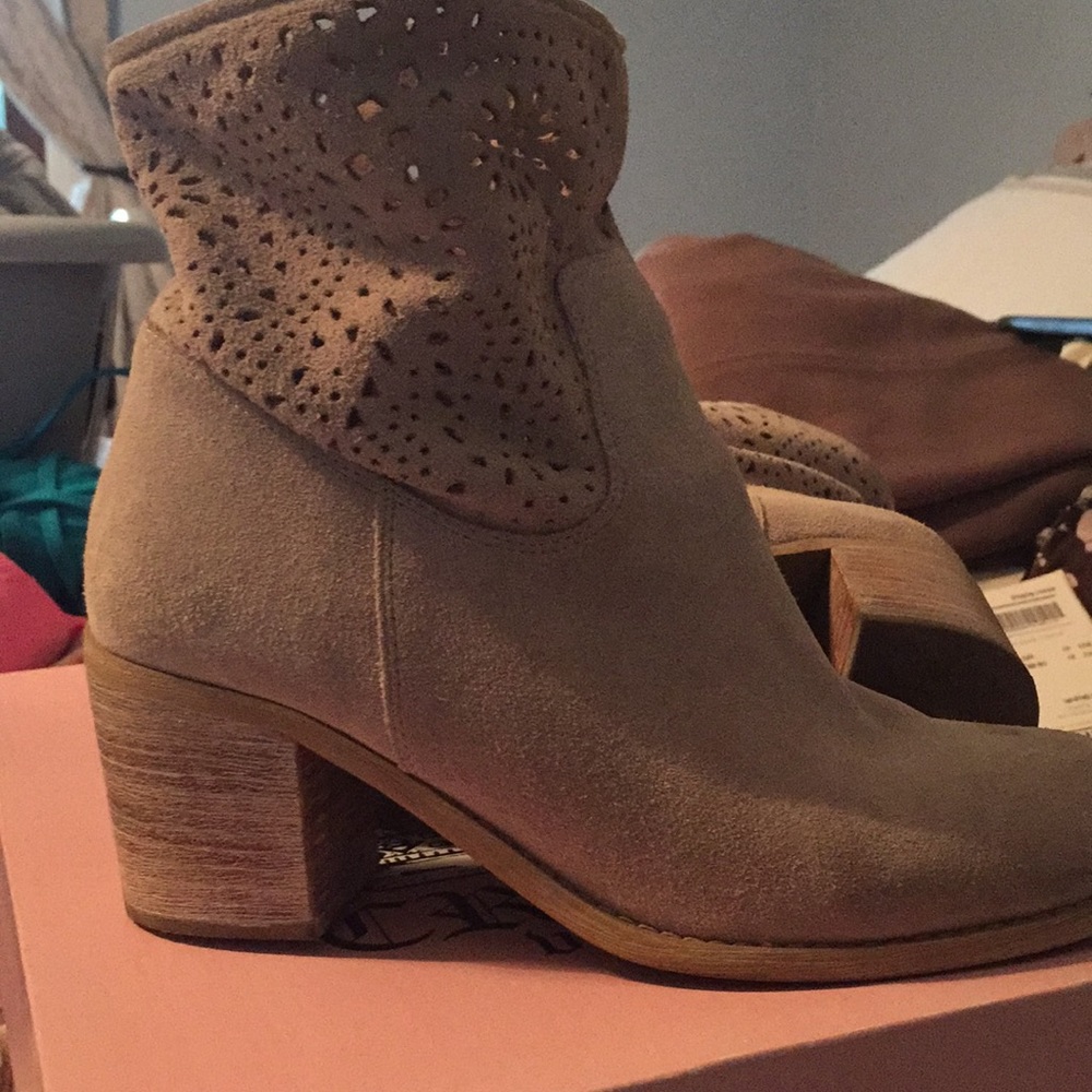 Cream/ beige suede booties